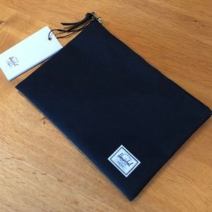 Herschel Pouch